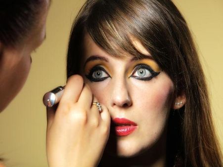 Beware! Applying eyeliner may cause vision problems