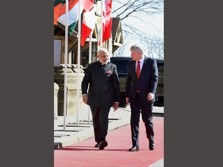 Stephen Harper returns 900-yr-old Khajuraho temple sculpture to Narendra Modi