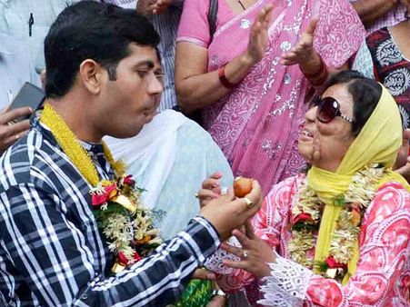 After hardships, Jharkhand acid attack victim Sonali Mukherjee gets married