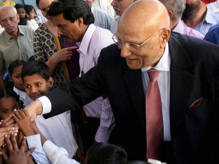 Modi govt moving in right direction: Swraj Paul