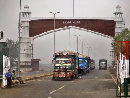 Pakistan returns 13 Indian trucks with bananas