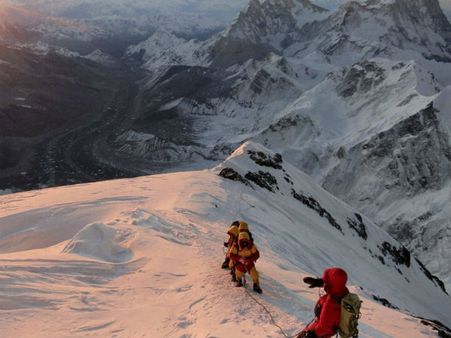 22 climbers dead in quake-triggered avalanche on Mt Everest