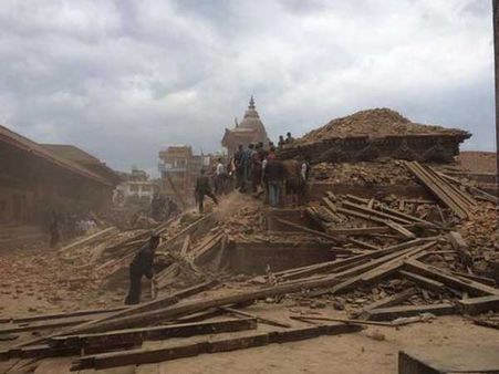 Nepal: Fresh avalanches force rescuers to stop recovery mission in buried village