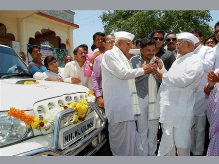 After auctioning SUV, Anna Hazare gets new Toyota Innova