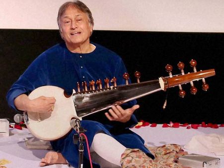 Ready for US trip, Sarod maestro Amjad Ali Khan becomes 'late' on Kolkata Metro site