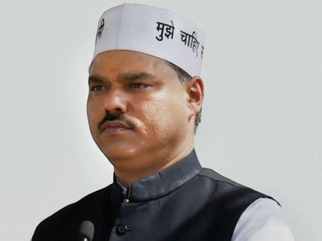 Fake degree case: Eggs thrown at Jitender Tomar at Bihar's Bhagalpur University