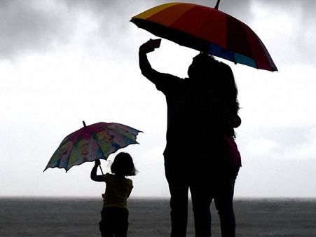 #MumbaiRains: It's not only Mumbai but Twitter too flooded with pics, jokes, anger