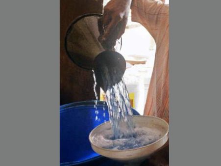 Government to pay Rs 12/litre kerosene subsidy, full for LPG