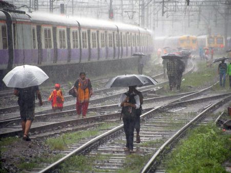 Mumbai Horror: Drunk naked woman creates ruckus in local train