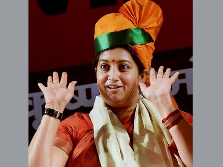 BJP Smriti Irani shown black flags in Kerala