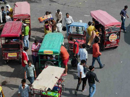 Rickshaw puller who returned Rs 1.17 lakh rewarded by Bengaluru activist