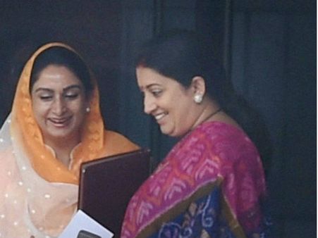 Video: When Smriti Irani and Harsimrat Kaur Badal danced on Punjabi tunes!