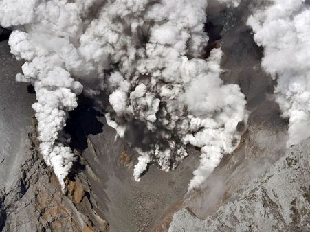Japan: Volcano erupts at popular tourist spot