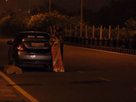 Viral Video: When a newly-married woman asked for passersby help at midnight!