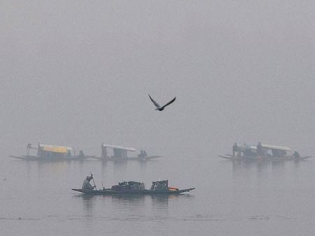 Cold wave intensifies in J&K, affects normal life