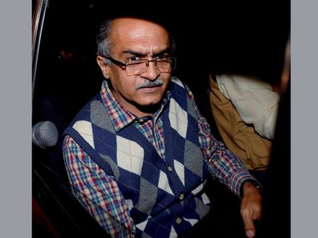 After AAP leaders, Prashant Bhushan meets Anna over Janlokpal Bill