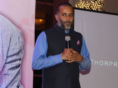 Chetan Bhagat mocks at Rahul Gandhi, refuses to speak on 'Intolerance', Award Wapsi