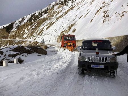 Season's coldest night in Srinagar