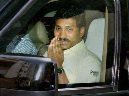 Jagan Mohan Reddy meets family of Kapu man who killed self over quota