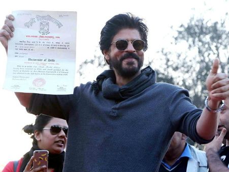 Shahrukh Khan gets his graduation degree from Hansraj College after 28 years
