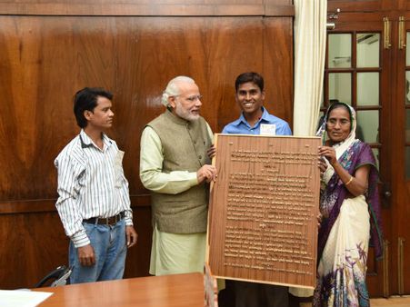 Viral Photo: When PM Modi received Gita carved on wood as a gift from Sandeep Soni