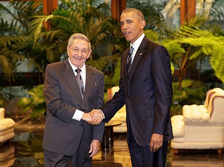 Awkward joint appearance for Castro, Obama