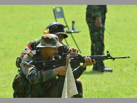 Indo-Indonesian armies share skills in combat firing