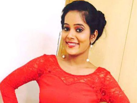 Telugu TV anchor Nirosha commits suicide in Secunderabad
