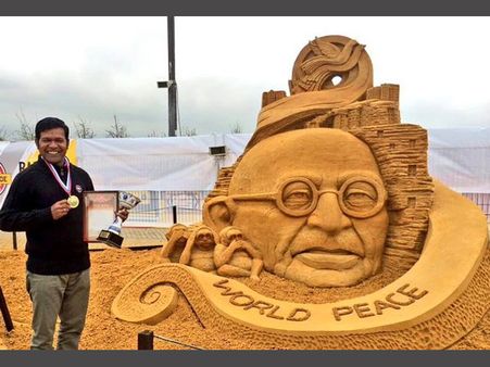 Sudarsan Pattnaik creating 100 sand raths for new record
