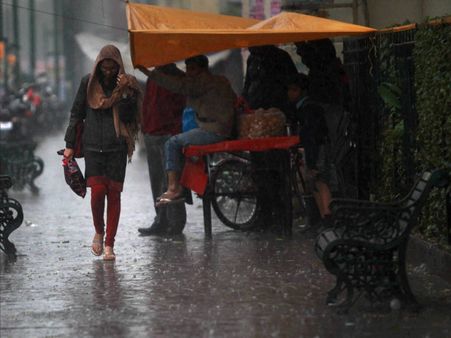 Heavy rainfall in Himachal, temperatures plummet sharply