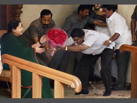 Jayalalithaa supporters' 'floor test' irks Twitteratti
