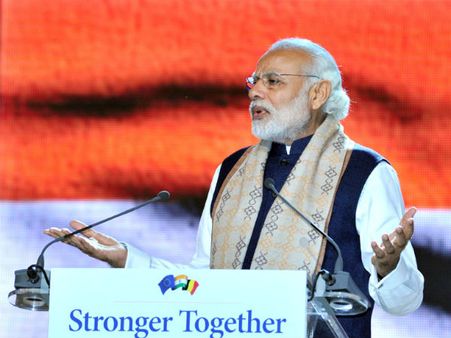 PM Modi congratulates Jayalalithaa, Mamata Banerjee on their victory