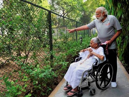 Narendra Modi's Mother pays him Visit at 7 RCR