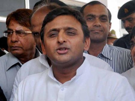 Akhilesh takes part in bid to plant 5 cr saplings in a day