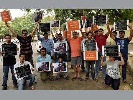 Kashmiri Pandits protest against Pak's 'support' to terrorists in Delhi