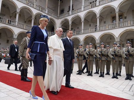 Pope Francis offers private prayer at Auschwitz