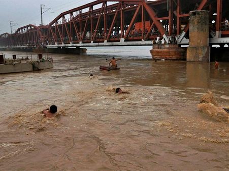 8 stranded persons airlifted from Yamuna river