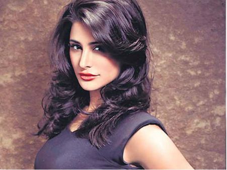 Actress Nargis Fakhri duped of Rs 6 lakh