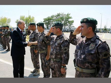 Turkey briefly closes Nato air base