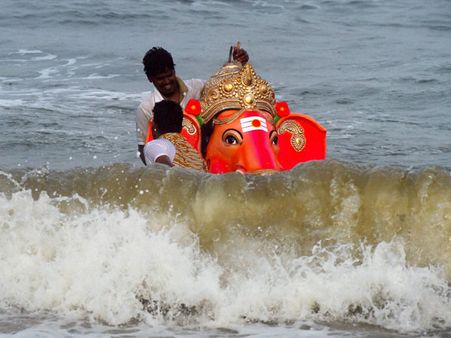 Ganesha idol immersion turns tragic as 10 youths drown in Bhadravathi river