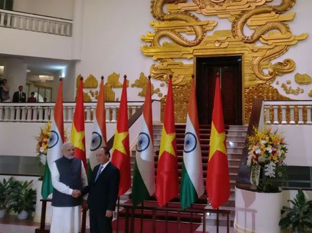 Modi meets with Vietnam PM