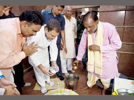 Rahul Gandhi prays at Mathura's Dwarkadheesh temple