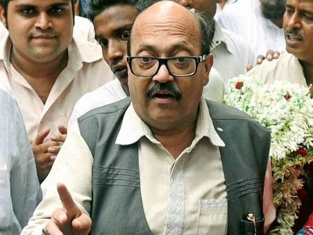 Amar Singh feels Akhilesh a fantastic CM, yet to become mass leader
