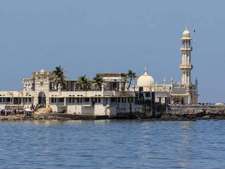 Women activists enter Haji Ali Dargah