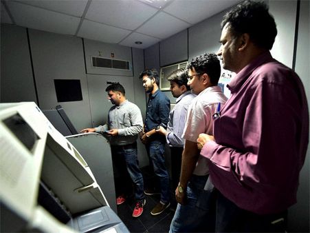 ATMs dispense Rs 2000 notes, find no takers