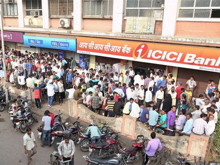 Payday chaos: Cash crunch at banks, customers refuse to accept Rs 2,000 notes