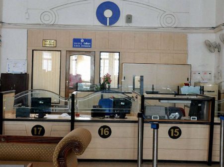 Demonetisation- Cashier exchanges notes, CCTV captures act