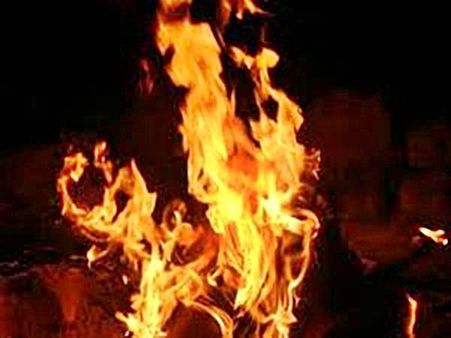 Huge fire engulfs Mumbai furniture market