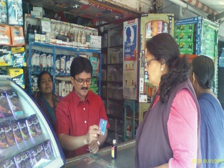 Private hospitals turn away big notes, pharmacies accept them