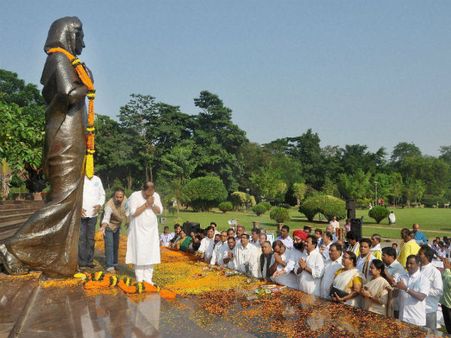 Pics: Floral tributes paid to Indira Gandhi, Sardar Vallabhbhai Patel